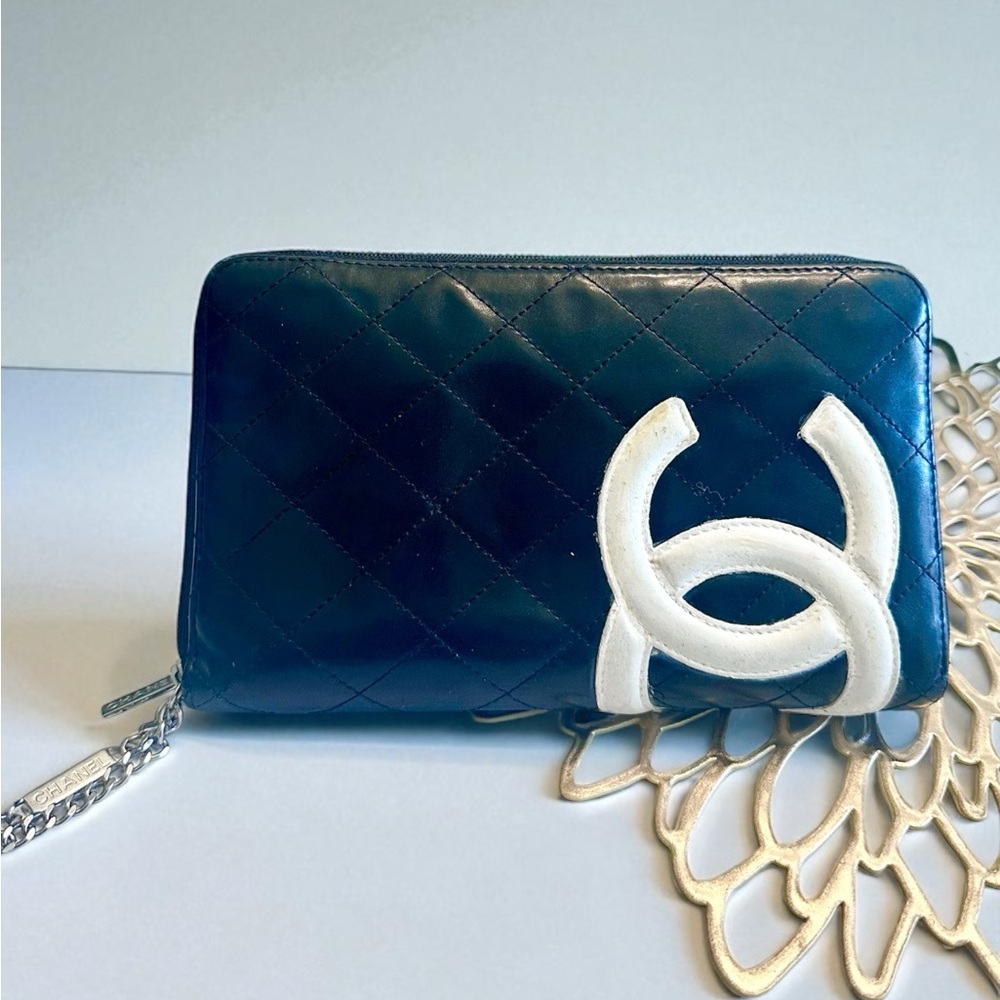CHANEL Quilted Black Leather Zip Wallet with White CC Patch
